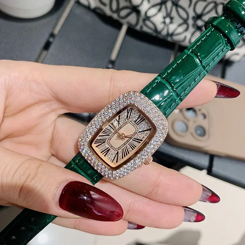 Luxury Watch With Leather Strap - Trendy and fashionable women's leather strap